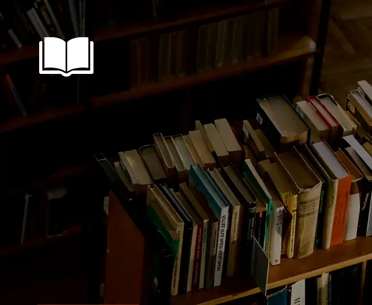Estantería de libros de una biblioteca