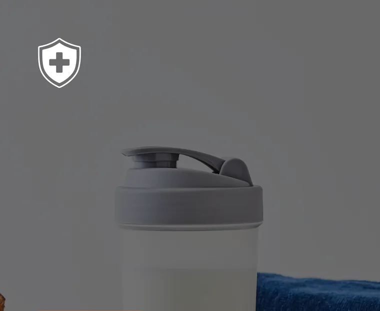 Botella de agua y elementos de entrenamiento