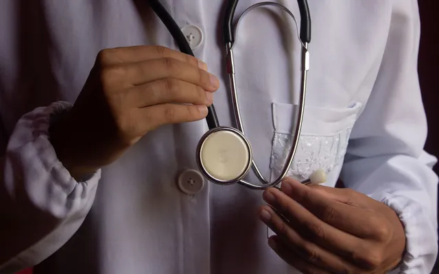 Una médica con un estetoscopio en las manos